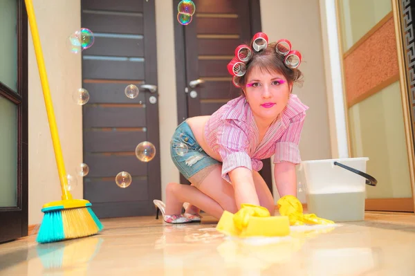 Housewife Curlers Washes Floors Standing His Knees Sexy — Stock Photo, Image