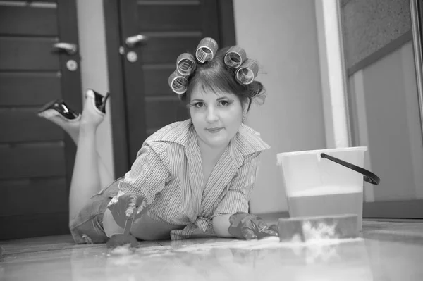 Housewife Curlers Washes Floors Standing His Knees Sexy — Stock Photo, Image