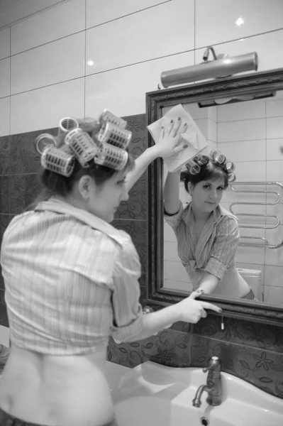 Huisvrouw Krulspelden Wast Een Spiegel Reflectie — Stockfoto