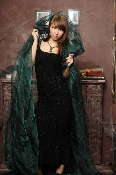 Όμορφη Μελαχρινή Γυναίκα Μαύρο Φόρεμα Και Πράσινη Κάπα Vintage Φωτογραφία — Φωτογραφία Αρχείου