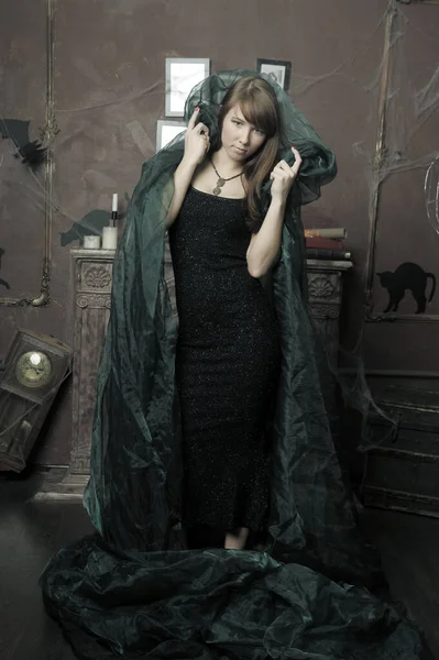 Όμορφη Μελαχρινή Γυναίκα Μαύρο Φόρεμα Και Πράσινη Κάπα Vintage Φωτογραφία — Φωτογραφία Αρχείου
