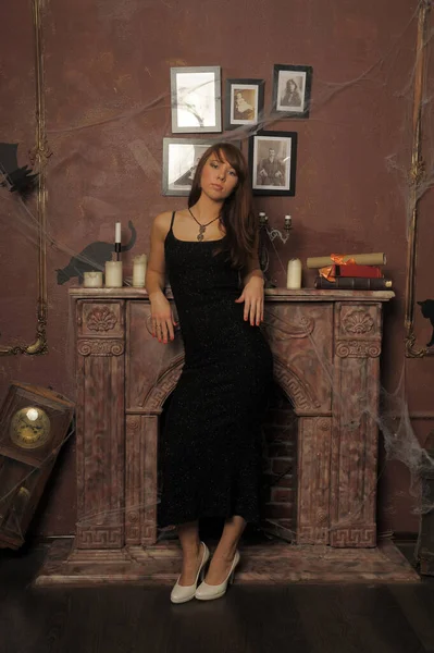 Hermosa Mujer Morena Vestido Negro Junto Chimenea — Foto de Stock