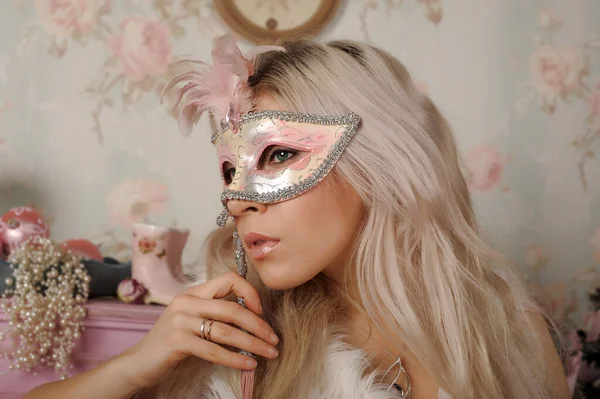 Sexy Mooi Blond Houdt Carnaval Masker Haar Gezicht Portret — Stockfoto
