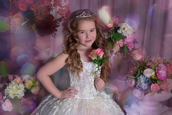 Joven Princesa Vestido Blanco Con Una Diadema Una Rosa Sus — Foto de Stock