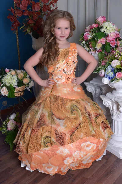 Giovane Principessa Abito Elegante Arancione Tra Fiori — Foto Stock