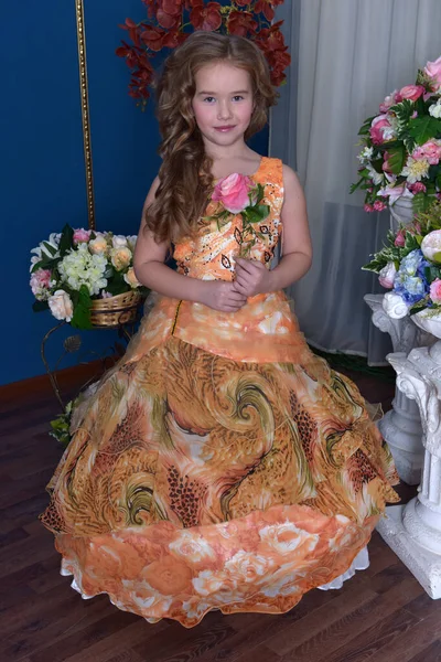 Joven Princesa Vestido Elegante Naranja Entre Flores — Foto de Stock