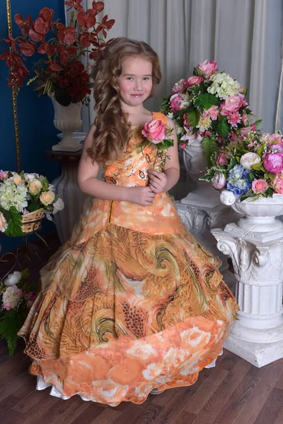 Jonge Prinses Een Oranje Elegante Jurk Tussen Bloemen — Stockfoto