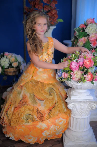 Jonge Prinses Een Oranje Elegante Jurk Tussen Bloemen — Stockfoto