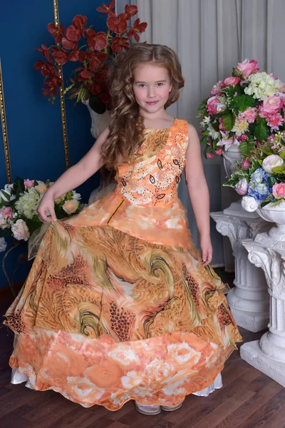 Joven Princesa Vestido Elegante Naranja Entre Flores — Foto de Stock