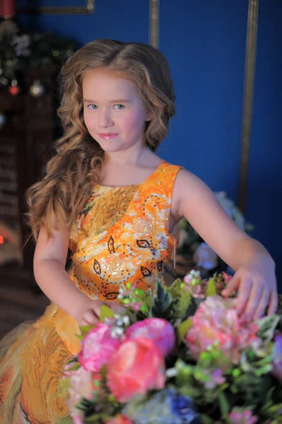 Joven Princesa Vestido Elegante Naranja Entre Flores — Foto de Stock