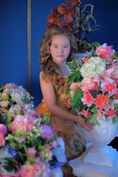 Jonge Prinses Een Oranje Elegante Jurk Tussen Bloemen — Stockfoto