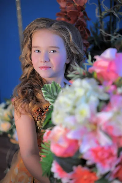 花の中のオレンジの上品なドレスを着た若い姫 — ストック写真