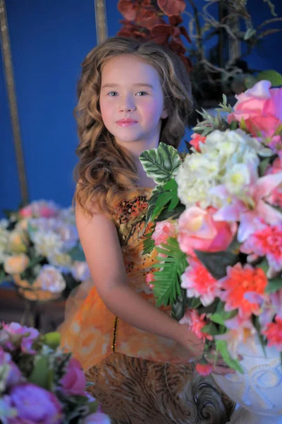 Çiçekler Arasında Turuncu Şık Elbiseli Genç Prenses — Stok fotoğraf