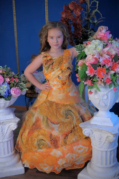 Jonge Prinses Een Oranje Elegante Jurk Tussen Bloemen — Stockfoto