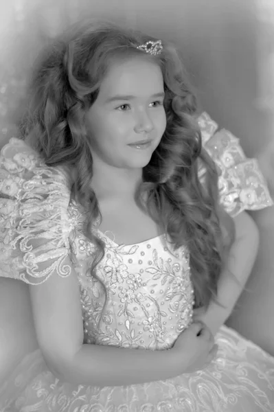Černobílý Portrét Mladé Dívky Elegantních Šatech Retro Retro — Stock fotografie