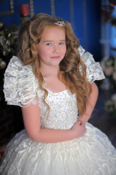 年轻的公主穿着白色的圣诞礼服 — 图库照片