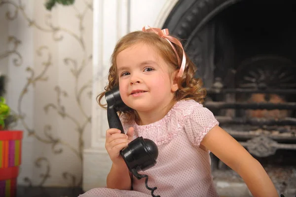 Mała Dziewczynka Siedzi Obok Vintage Czarny Telefon — Zdjęcie stockowe