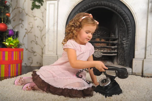 Liten Flicka Sitter Bredvid Vintage Svart Telefon — Stockfoto