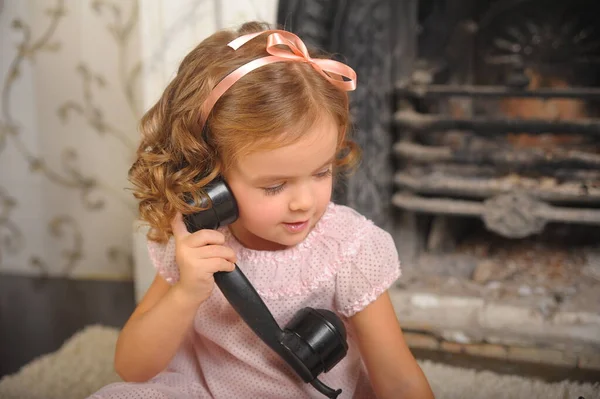 Holčička Sedící Vedle Starého Černého Telefonu — Stock fotografie