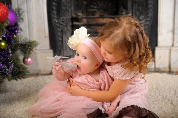 Glückliches Kleines Mädchen Kleid Mit Ihrer Neugeborenen Schwester — Stockfoto