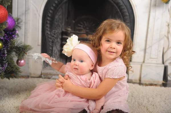 Feliz Niña Vestido Con Hermana Recién Nacida —  Fotos de Stock