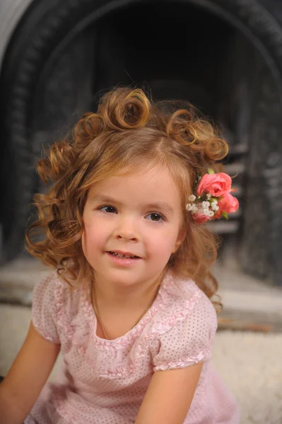 Niña Feliz Con Flores Retrato Pelo —  Fotos de Stock