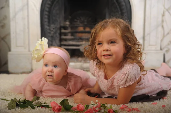 Glückliches Kleines Mädchen Kleid Mit Ihrer Neugeborenen Schwester — Stockfoto