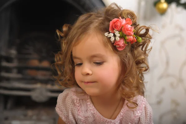 Szczęśliwa Dziewczynka Kwiatami Portrecie Włosów — Zdjęcie stockowe