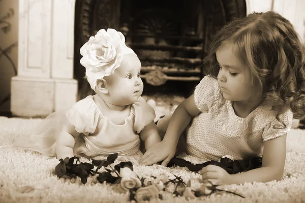 Feliz Niña Vestido Con Hermana Recién Nacida —  Fotos de Stock