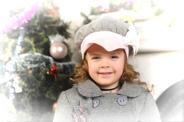 Niña Feliz Abrigo Gris Sombrero —  Fotos de Stock