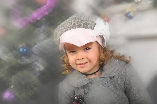 Счастливая Маленькая Девочка Шинели Шляпе — стоковое фото