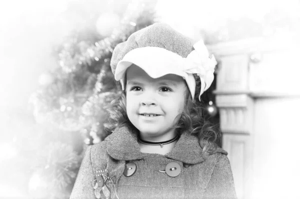 Niña Feliz Abrigo Gris Sombrero —  Fotos de Stock