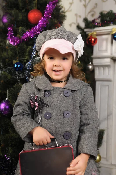 快乐的小女孩 身穿灰色外套 头戴一顶帽子 头戴手提包 — 图库照片