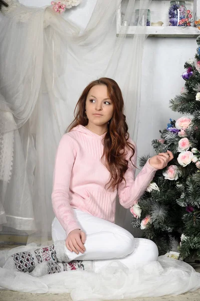 Молодая Женщина Розовом Свитере Рождество — стоковое фото