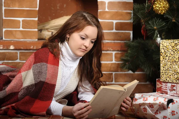 Młoda Kobieta Leży Czasie Bożego Narodzenia Książką Rękach — Zdjęcie stockowe