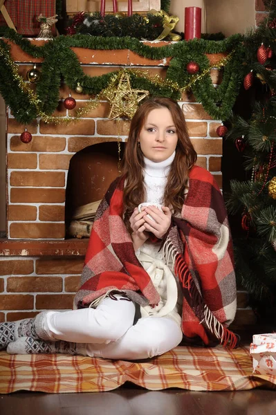 Jeune Femme Avec Tasse Thé Noël Arbre Noël — Photo