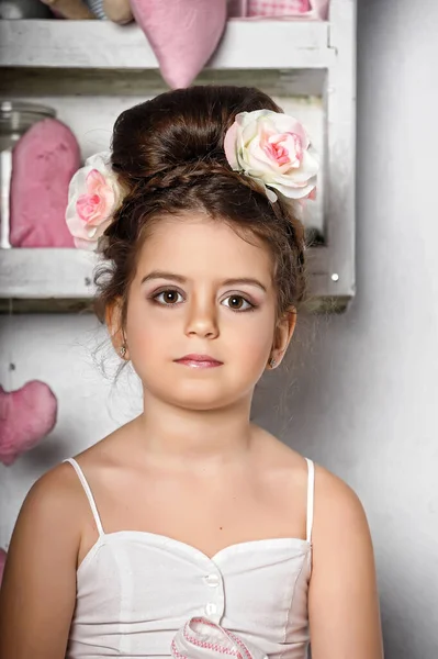 Klein Brunette Meisje Met Een Roze Bloem Een Hoge Kapsel — Stockfoto