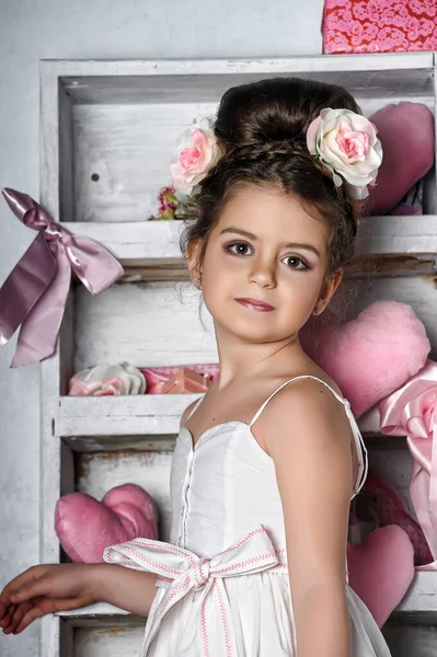 Ragazza Bruna Con Fiore Rosa Acconciatura Alta — Foto Stock