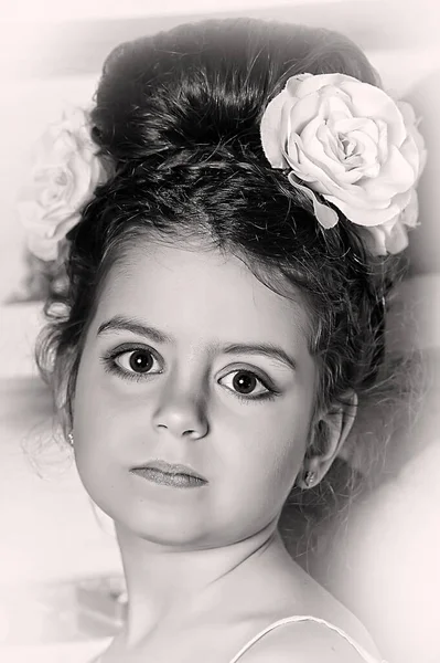 Little Brunette Girl Pink Flower High Hairstyle — Stock Photo, Image