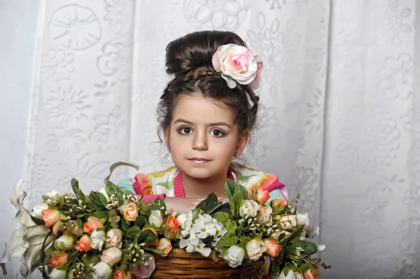 Niña Morena Con Flores Pelo Una Cesta Flores Retrato Foto — Foto de Stock