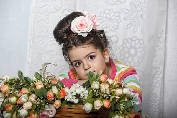 Kleine Brünette Mädchen Mit Blumen Haar Und Einem Korb Voller — Stockfoto