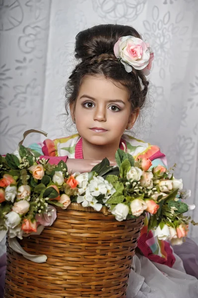 Mała Brunetka Dziewczyna Kwiatami Włosach Koszem Kwiatów Portret Vintage Zdjęcie — Zdjęcie stockowe