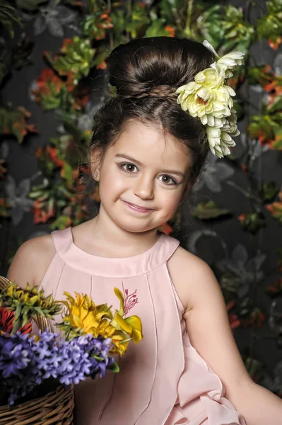 Kis Barna Lány Virágokkal Hajában Egy Kosár Virág Portré Vintage — Stock Fotó