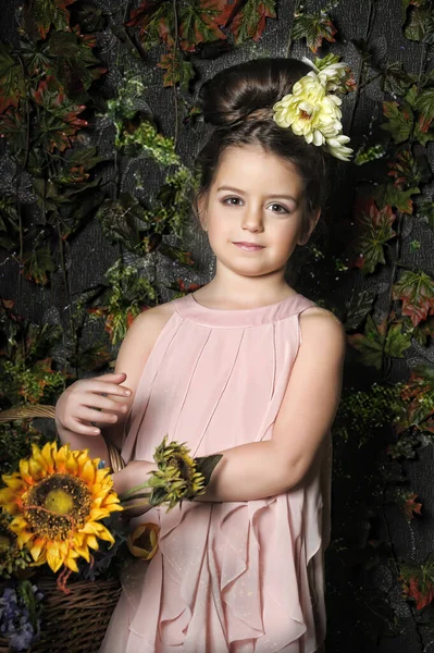 Niña Con Flores Amarillas Retrato Pelo Foto Vintage Estilo Retro —  Fotos de Stock