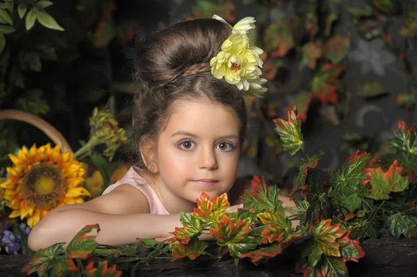 小女孩 头发上挂着黄色的花朵 老式的照片 复古的风格 — 图库照片