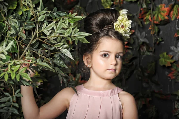 Klein Meisje Met Gele Bloemen Haar Haar Portret Vintage Foto — Stockfoto