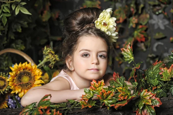 Klein Meisje Met Gele Bloemen Haar Haar Portret Vintage Foto — Stockfoto