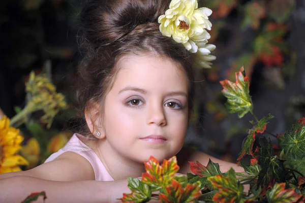 小女孩 头发上挂着黄色的花朵 老式的照片 复古的风格 — 图库照片