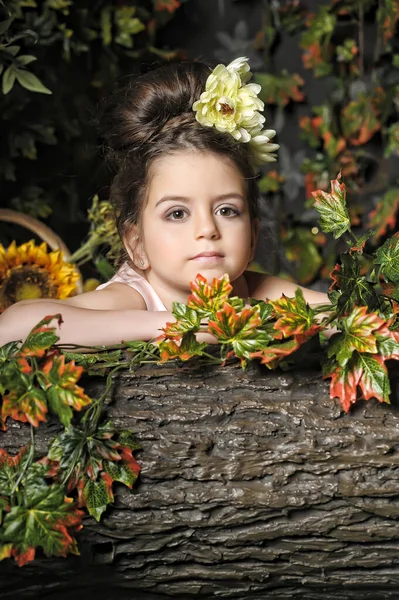 Liten Flicka Med Gula Blommor Håret Porträtt Vintage Foto Retrostil — Stockfoto