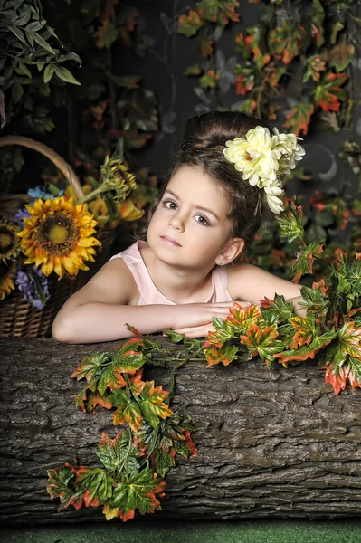 Liten Flicka Med Gula Blommor Håret Porträtt Vintage Foto Retrostil — Stockfoto